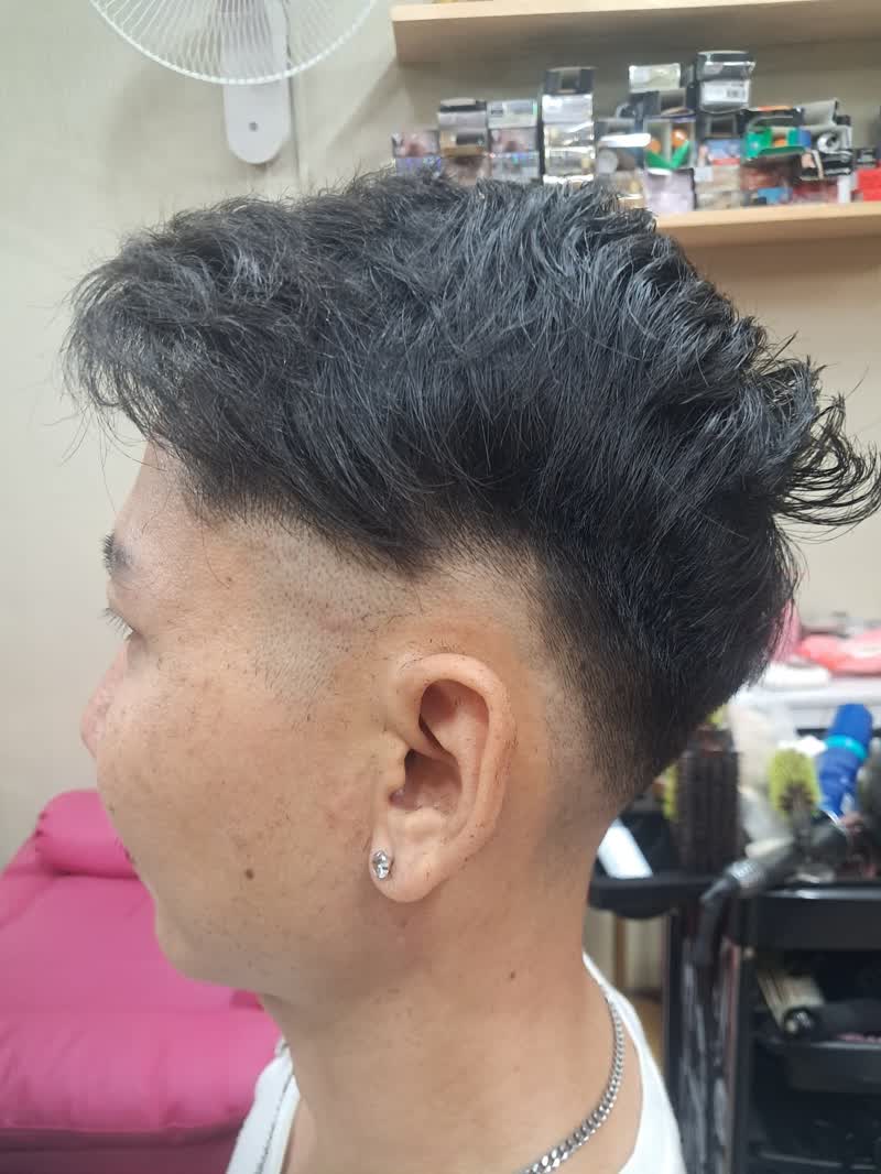 Faded undercut with a longer textured top