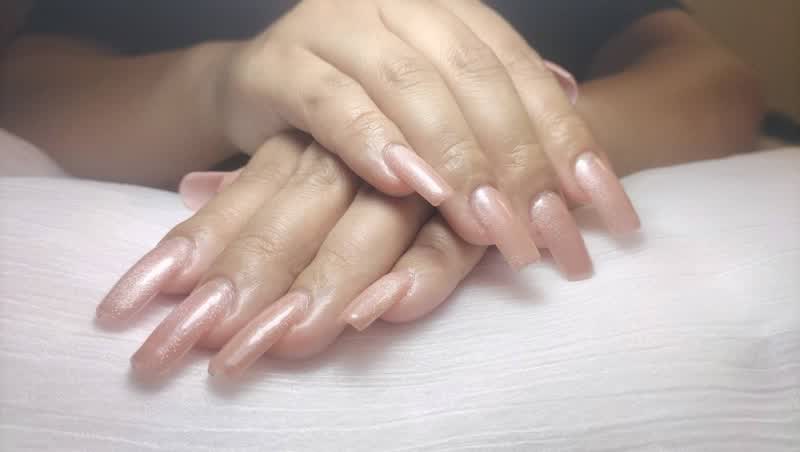 Long coffin-shaped nails in shimmery nude pink